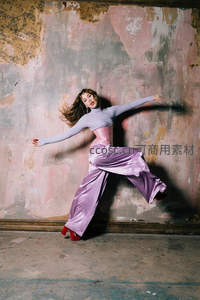 紫裤舞者废墟中翩然起舞