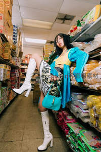 超市过道中的时尚姿态