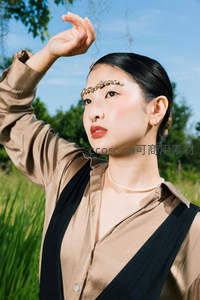 户外阳光下的精致妆容