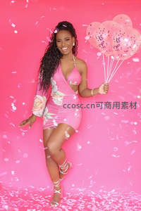 粉色派对中的灿烂笑容与气球