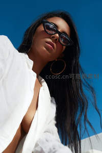 蓝天下的猫眼墨镜时尚女郎