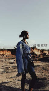 荒漠红土上牛仔女孩侧影