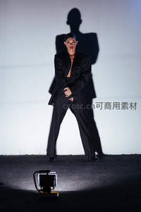 光影中的条纹西装，简约背景凸显力量姿态