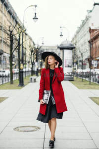 红衣女子街头漫步时尚风