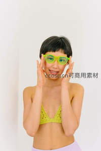 绿镜少女俏皮自拍瞬间