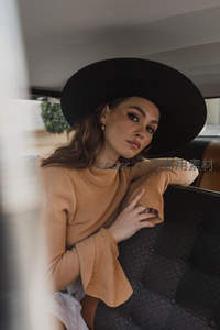 车内宽檐帽女子优雅写真