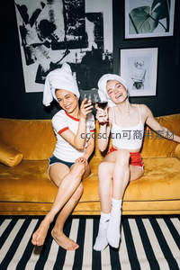 闺蜜沙发举杯欢庆时刻