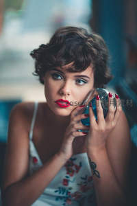 复古女郎持蓝镜，红唇凝视远方