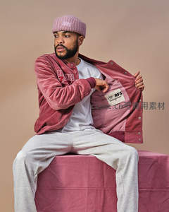 粉色绒面夹克潮流穿搭