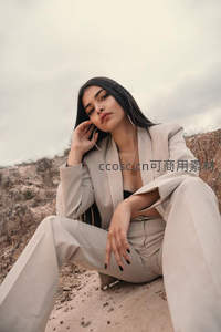 荒野岩石上的优雅女郎