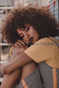 卷发女性蜷缩休憩瞬间