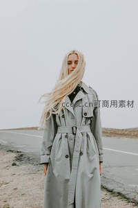 风中长发飘逸的灰衣女子公路写真