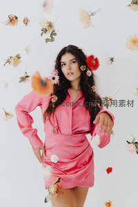 粉色裙装少女置身花瓣雨中