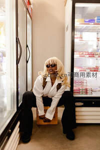 超市冷柜间的酷飒女王