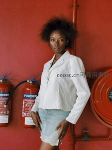 红墙前的时尚女性与消防设备