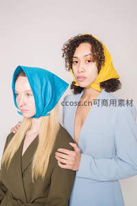 双人时尚造型头巾搭配写真