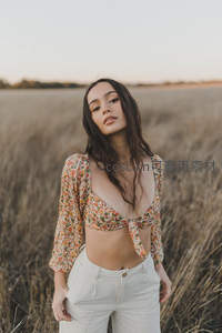 花田少女回眸浅笑，碎花上衣尽显温柔