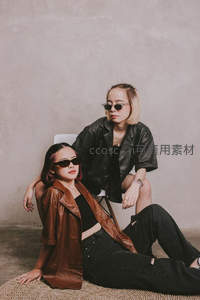 双人时尚皮衣造型室内写真