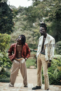 花园中两位型男时尚街拍