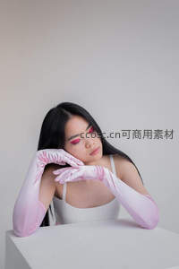 粉手套少女沉思特写镜头