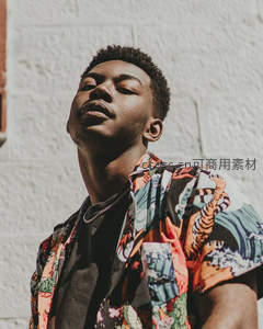 青年闭目仰望穿印花衬衫街头