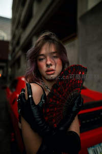街头红车旁的哥特风少女