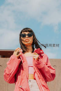 阳光下戴墨镜的酷飒女孩