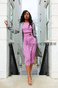 粉裙女子优雅走下台阶
