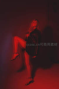 红光下的优雅姿态与时尚魅力