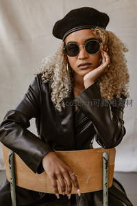 卷发贝雷帽酷女孩