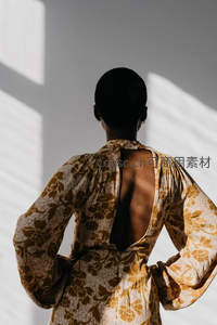 光影中的优雅背影，花卉长裙尽显柔美