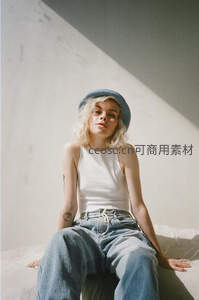 贝雷帽少女沐浴阳光，慵懒午后静享时光