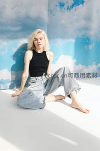 蓝天白云下，少女席地而坐享受惬意时光