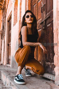 复古街角蹲姿，墨镜女孩演绎街头时尚