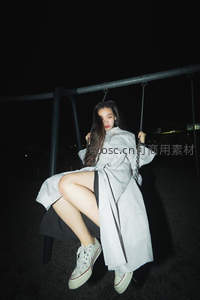 夜色秋千上的时尚女郎