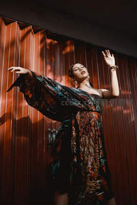 光影墙前的异域舞者