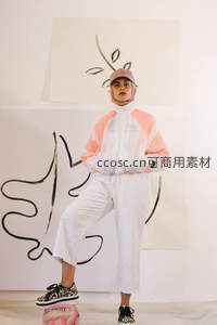 运动风潮：粉白拼接外套与豹纹鞋的街头姿态