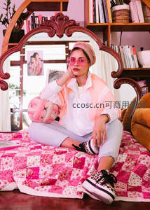 粉色梦境：床上少女与复古镜子的温柔时光