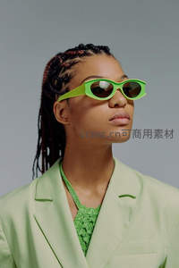 特写镜头下的绿色墨镜美人