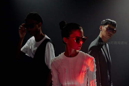 红光笼罩三人时尚酷炫登场