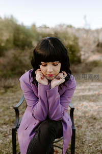 紫衣女子在林间静思