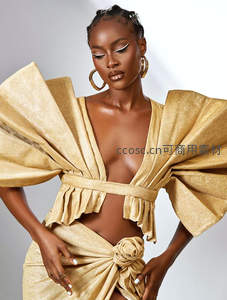 金色蓬袖礼服下的自信姿态