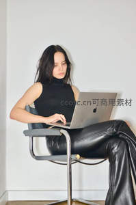 现代女性专注使用笔记本电脑