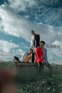 三人时尚造型田野木箱前摆拍