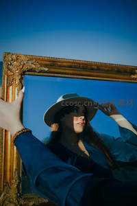 画框中的蓝天倩影