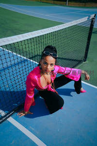 网球场粉衣女孩酷飒蹲姿