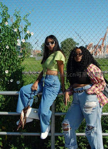 铁丝网下的青春写真