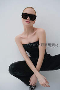 黑装模特戴墨镜蹲姿冷艳