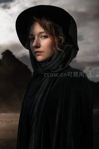 黑袍女子荒野凝视神秘氛围