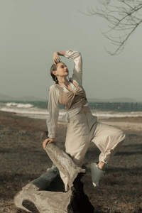 海边枯木上的优雅舞者